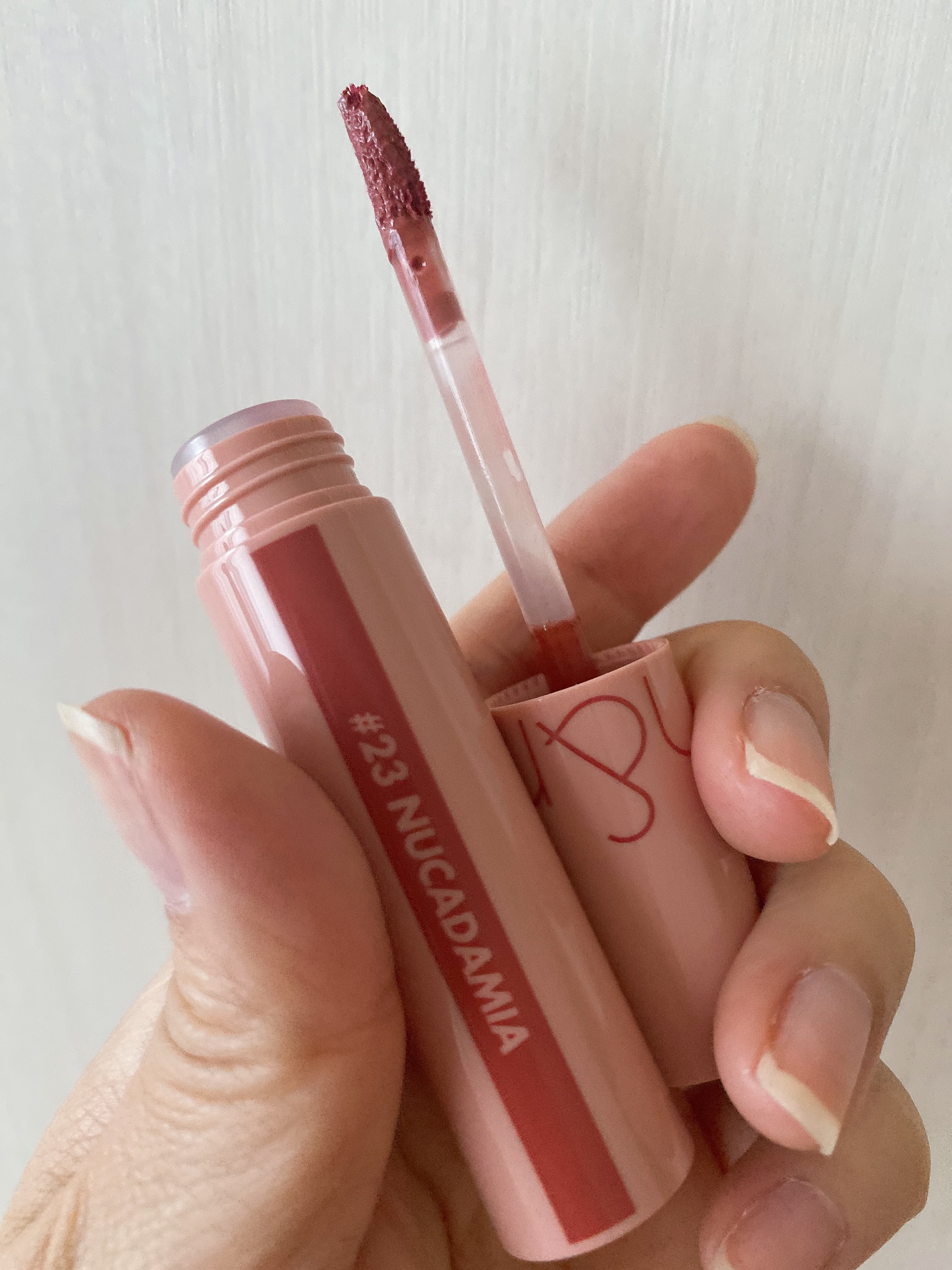 ジューシーラスティングティント/rom&nd/リップティントを使ったクチコミ（2枚目）