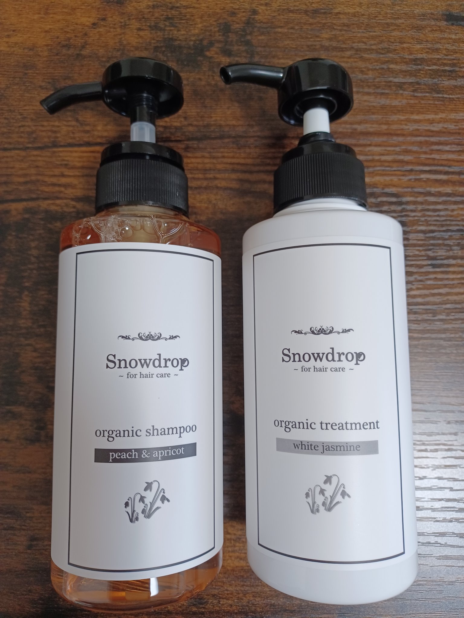 たくさんのママやパパが通う『Snowdrop』で、お客様やお子様の髪のお悩みをヒアリングし、何度も試作し改良を重ねてきた、安心して家族みんなで使えるオリジナル商品のオーガニックシャンプー。
このオーガニックシャンプーを使うと
・洗った後もい