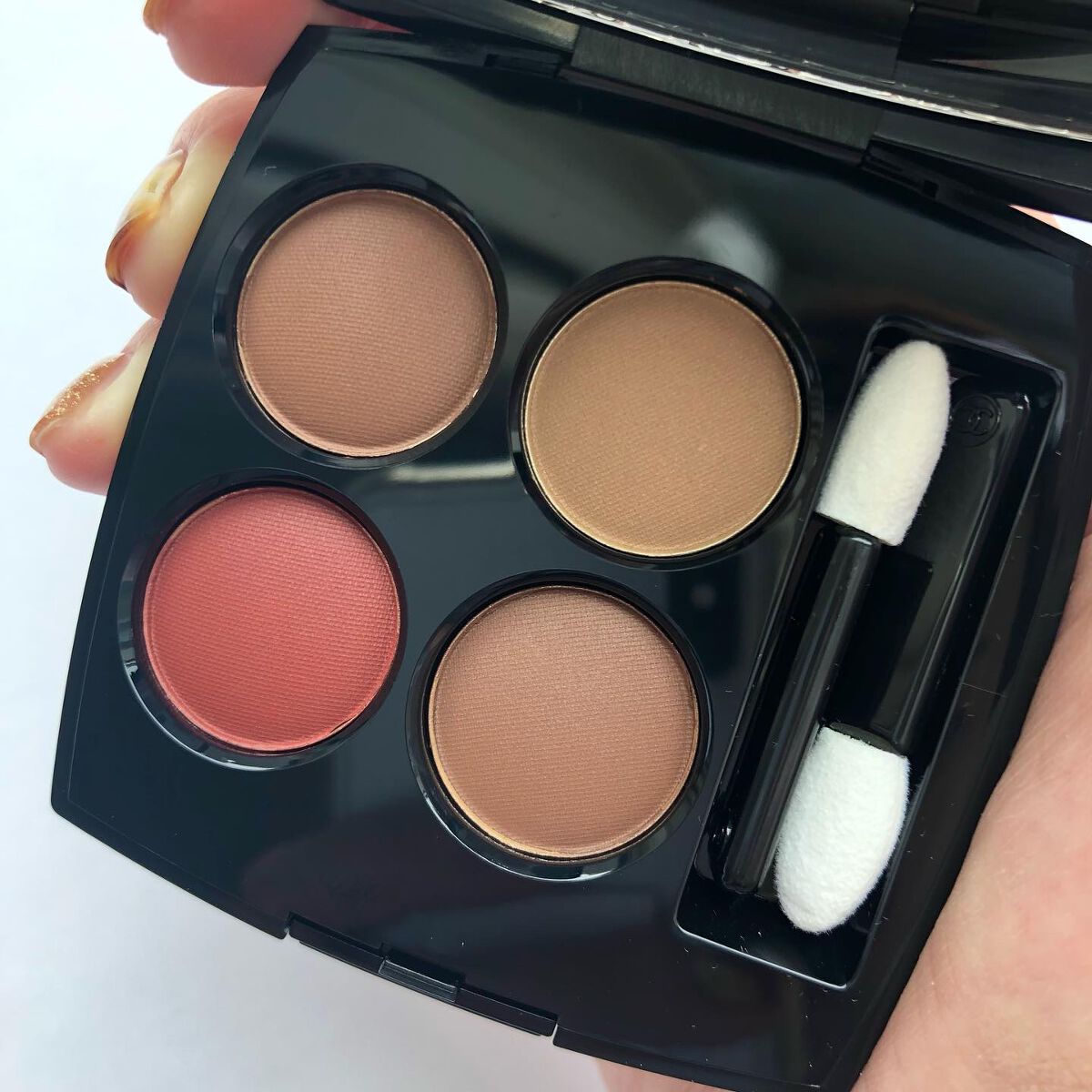 スティロ ルミエール ルガール 557 エクラ/CHANEL/リキッドアイシャドウを使ったクチコミ（2枚目）