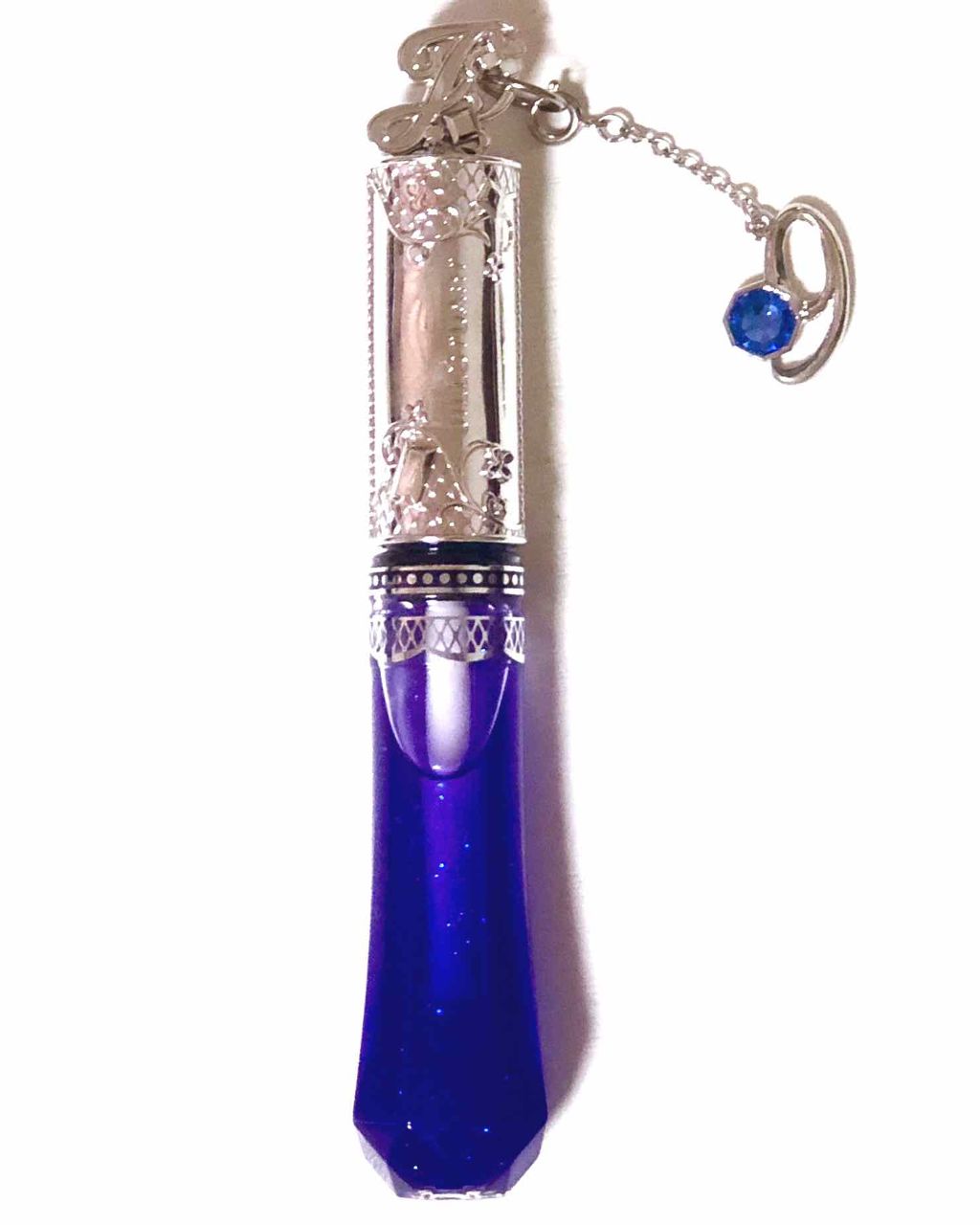 🐟JILLSTUART バースジェムグロス 09


9月の誕生石、サファイアイメージのこの青ラメ…
9月生まれでは無いですがついつい買ってしまいました。笑


この綺麗な青紫色を唇に重ねてみると、透明感が増して嘘みたいにぷるぷるうるうる