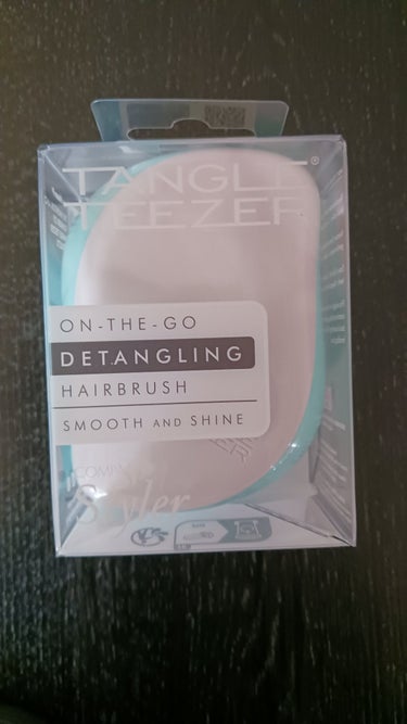 LIPSで TANGLE TEEZER コンパクトスタイラー（アクアパール）

を購入しました！

これも妹用なのですが笑

ずーっと欲しい！！！っておねだりされていたので、やーっと買ってあげました笑

自分で梳かしていると分からんなぁ…

と言って私の髪を梳かしてもらうと、

おおおー！！！すごい！！！！ 買ってよかった！！！！！
さすが本物！！！(偽物とか買ってたっけ？？笑)

と言っていました笑

これでお姉ちゃん安心しました笑

確かに指通りが悪いなぁと思っていましたが、サラサラに見えるようになりましたし、実際触り心地もサラサラなので一石二鳥です！！！

ただ、少し手は出しにくい値段です…笑

プレゼント用とかなら絶対喜んで貰えるものだと思うので、おすすめですよ！！！

参考になれば、幸いです🙇‍♀️

#TANGLE TEEZER
#コンパクトスタイラー
#ブラシ
#ヘアケアの画像 その0