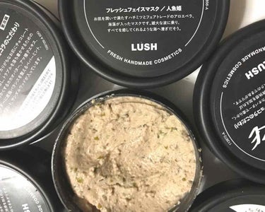 LUSH
フレッシュフェイスパック
〜人魚姫〜
¥1399(税込)

✿保存方法✿
冷蔵庫にて保管

✿使用期限✿
未開封だと1ヶ月
開封後は1週間
私は季節の変わり目に2日に1度の間隔で一つ4.5回ほ