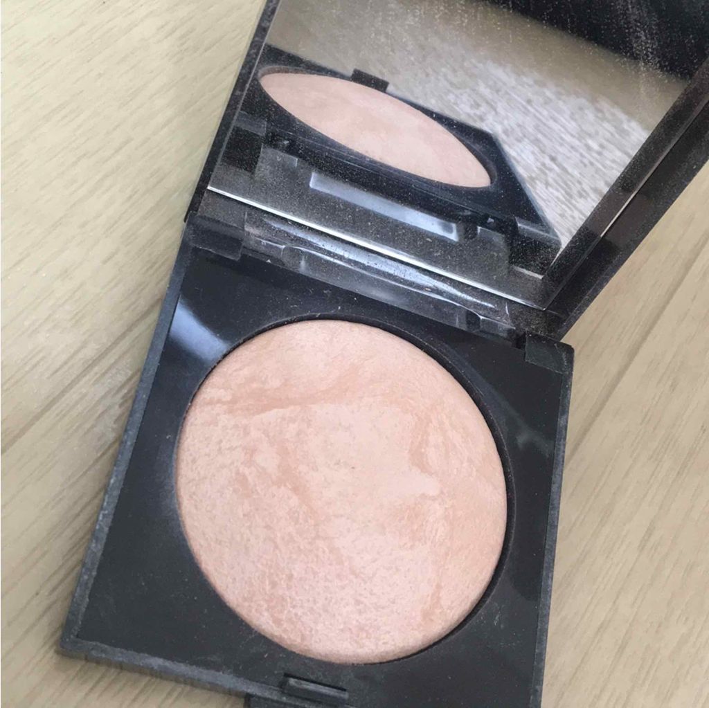 マットラディアンス ベイクドパウダー ハイライト01/ローラ メルシエ/パウダーハイライトを使ったクチコミ(1枚目)