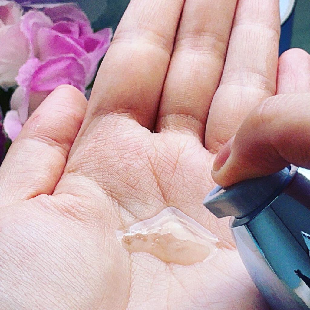 DECENCIA サエル ホワイトニング ローション コンセントレートのクチコミ「ポンプ式！そして大きさが私の手にフィットして持ちやすい♪
キャップを外して2~3プッシュ出しま.....」（3枚目）