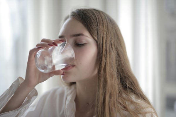 水を飲んでいる女性