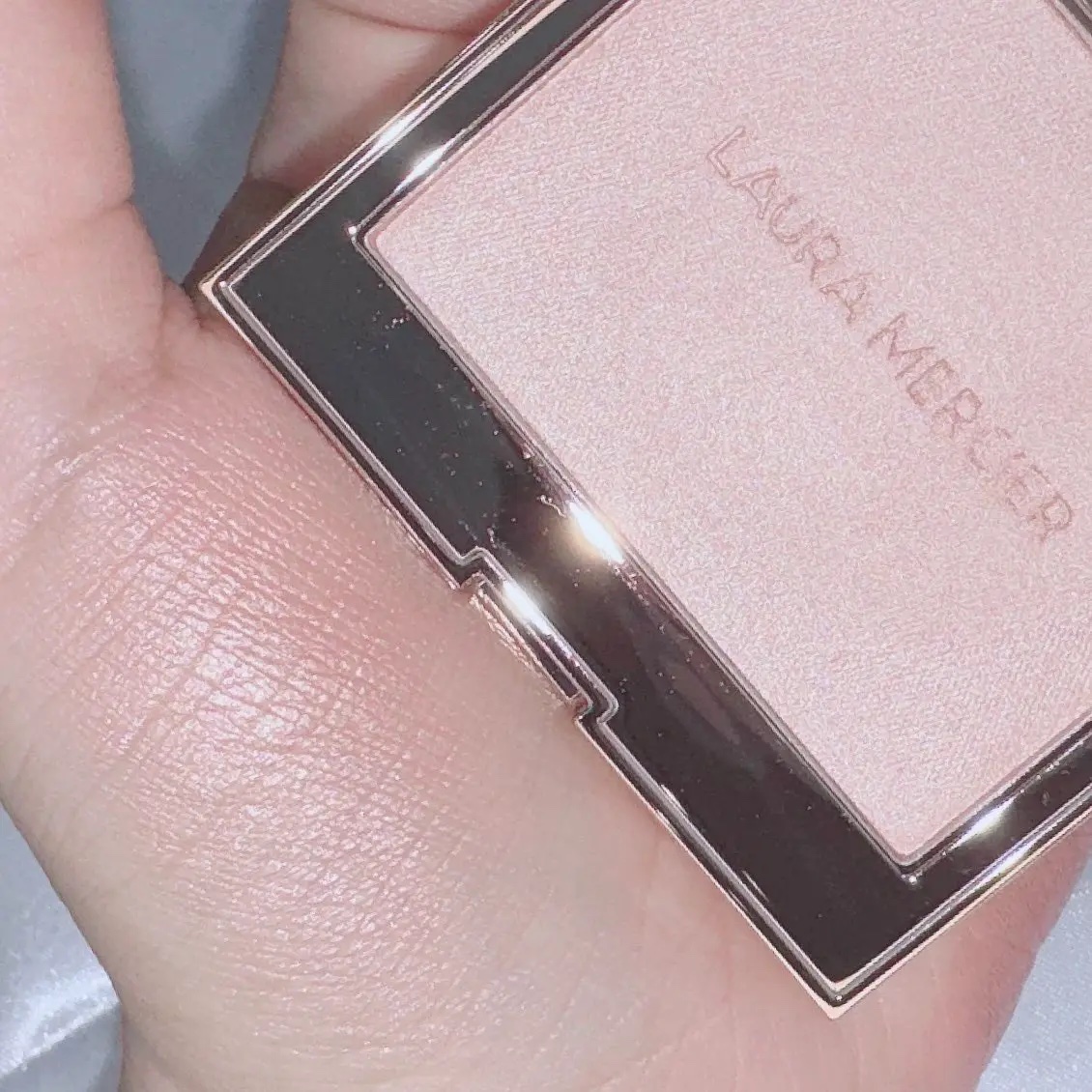 ローズグロウ イルミネーター /ローラ メルシエ/プレストパウダーを使ったクチコミ（3枚目）