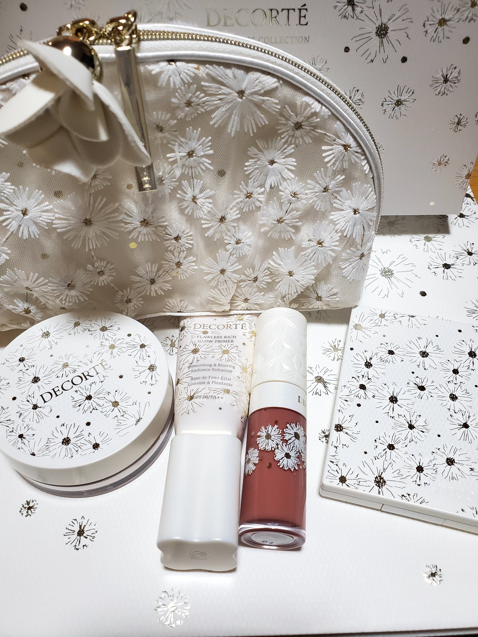 DECORTÉ
コスメデコルテ ホワイトブリス コレクション

予約日に店舗で予約したので
商品引き取りに行きました
私の住んでる地域は毎年余裕がある感じです。
去年は落選後に予約できました。

クリスマスコフレ。
今年も可愛すぎる。
今年