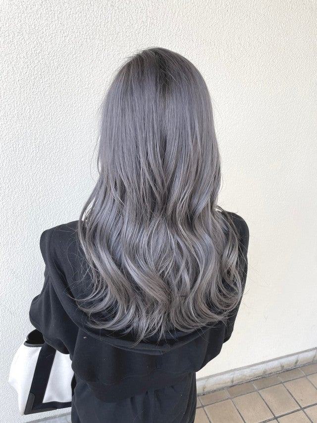 明るいグレー系の髪色