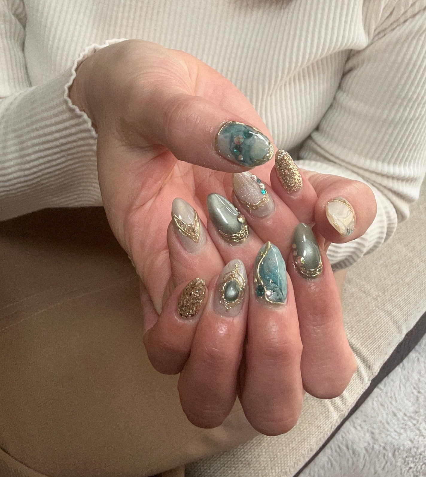 まゆ on LIPS 「ネイル💅チェンジしてきました💚紫かグリーンで迷ったけど、まだや..」(1枚目)
