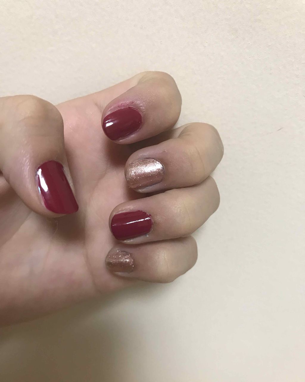 yuun on LIPS 「2色ネイルどちらもネイルホリックのですピンクゴールドのラメがた..」(1枚目)