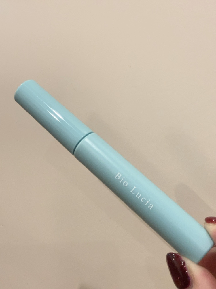 美容大国・韓国でも注目されているなんて、期待しちゃうよね！しかも、育毛のプロが厳選した成分たっぷり＆天然由来成分94％配合だから、敏感な目元にもやさしく寄り添ってくれるのが嬉しいポイント。

2WAYブラシでしっかり塗れるから、まつ毛の根元