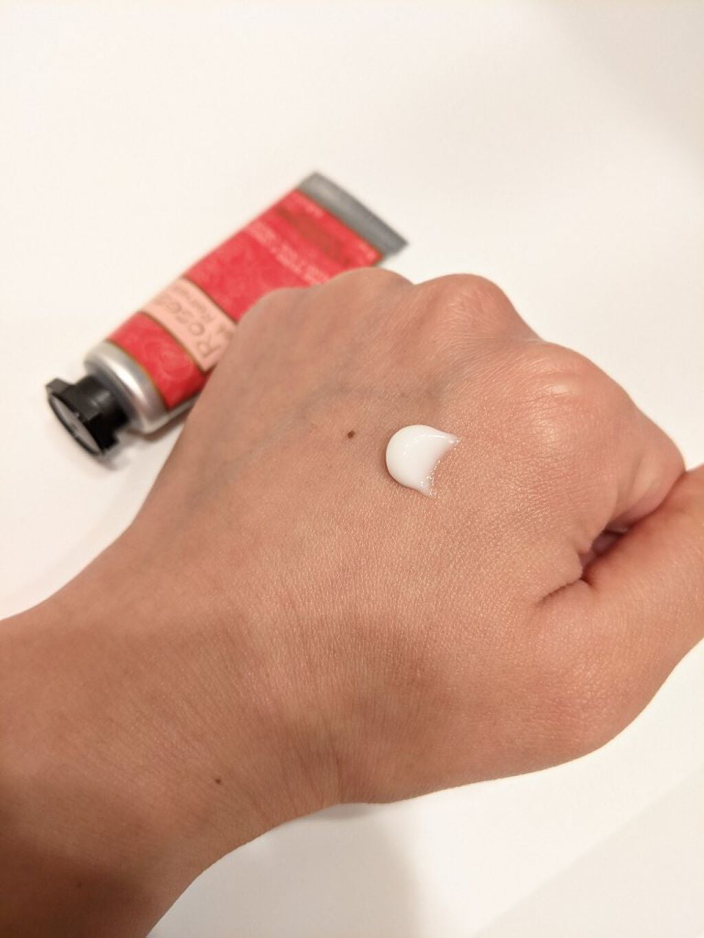 ローズ ベルベットハンド&ネイルクリーム/L'OCCITANE/ハンドクリームを使ったクチコミ(2枚目)