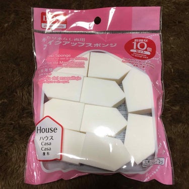 ☆DAISO メイクアップスポンジ

スポンジにはあまりこだわりがなく、なんとなーくで買ってみたら普通によかったです👍✨
今までは卵型の薄いものを使っていましたが、これは角がありしっかりしているので、小