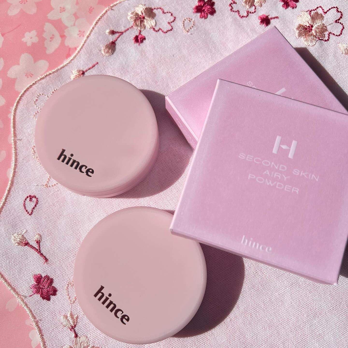 セカンドスキンエアリーパウダー/hince/プレストパウダーを使ったクチコミ（1枚目）