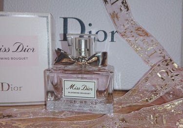 お誕生日プレゼントにずっと欲しかったDiorの香水を貰いました💓💞
お花のような優しいこの香りが大好きです🐰
香水と聞くときつい匂いのイメージでしたが全くそんなことなくとても落ち着く香りです。
かおりが
