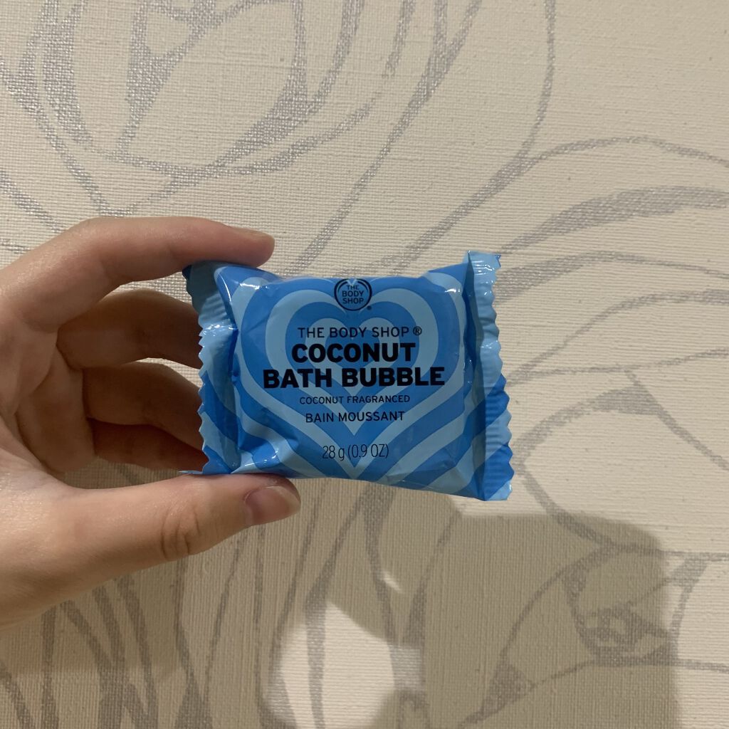 【入浴剤つかってる？🛁パート2】

こんにちは🌞
私が最近買った入浴剤の二つ目を紹介させて頂きます✨

開封したら今回は青のハート♡
今回使ったのはTHE BODY SHOPの『ココナッツ』
の香りで少し甘めな香りですがお風呂に入れると
