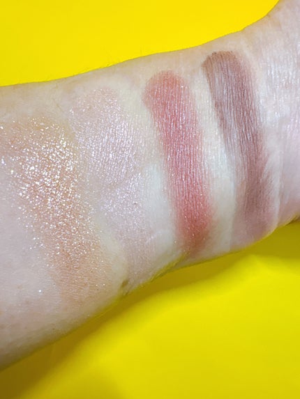 レブロン ダズル アイシャドウ クアッド 104 ロージー ブラウン<ミニオンズ限定パッケージ>/REVLON/アイシャドウパレットの画像