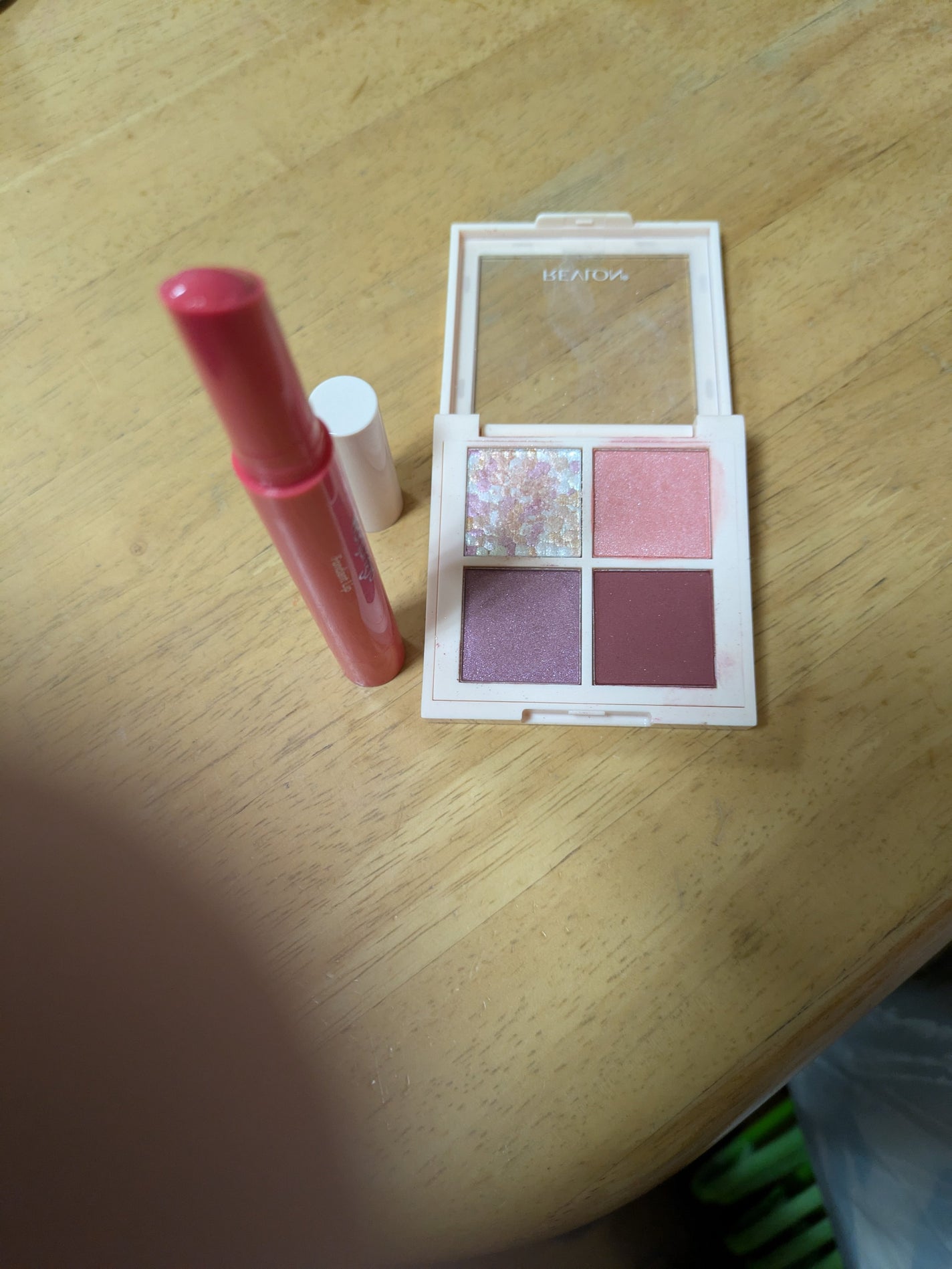 fantastic_rouge_2gw5 on LIPS 「おはようございます。私の今日のメイクですね。 アイシャドウはレ..」(1枚目)