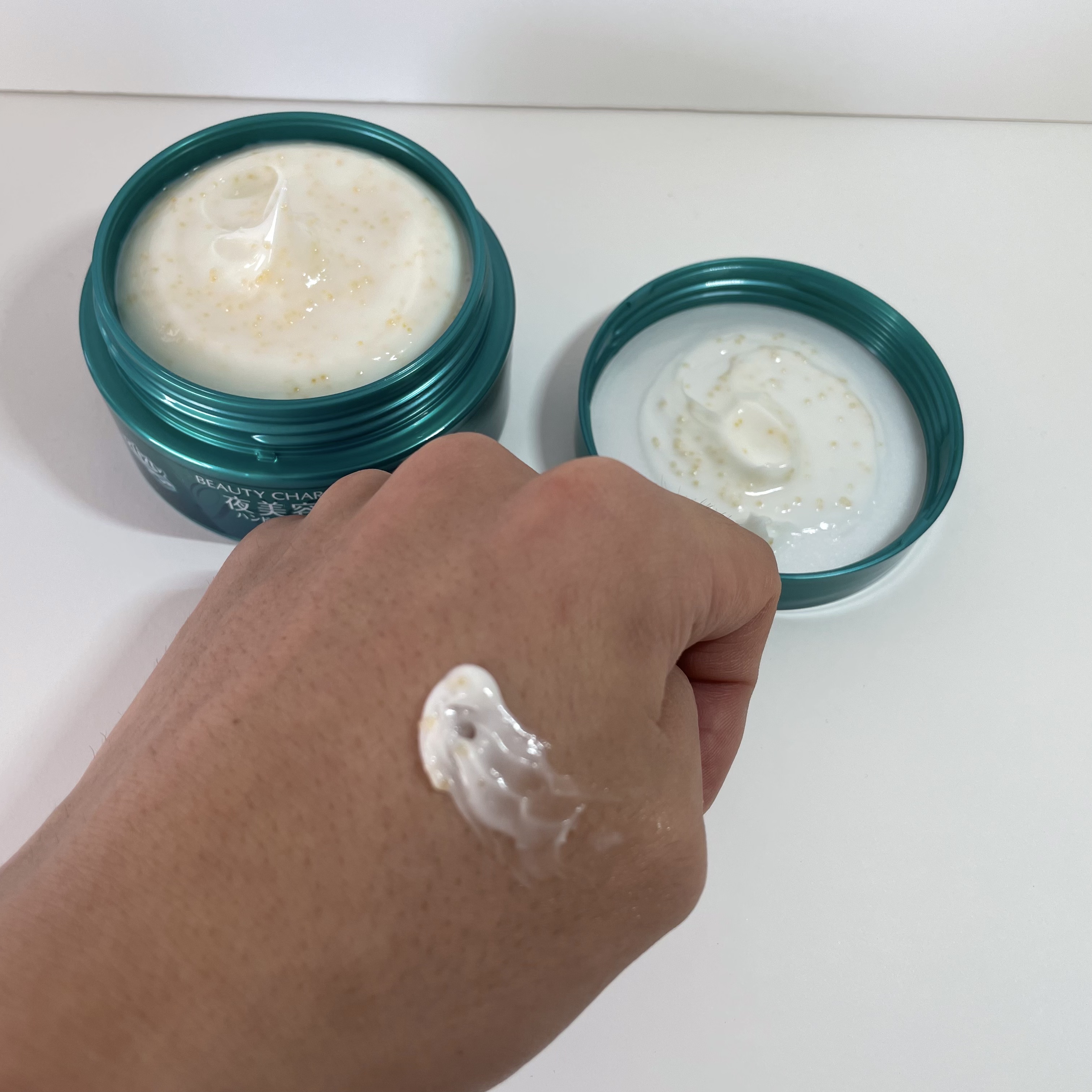 アトリックス ビューティーチャージ ナイトスペリアのクチコミ「ちょっと遅れて話題のハンドクリームレビュー！

寝る前に何度か塗って使ってみました！
────.....」（2枚目）