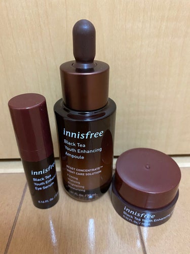 innisfreeから2021.1.1に発売されたブラックティー ユース セラムを2週間くらい使ってみたのでレビューします！ブラックティー ユース セラムの値段で目元美容液とクリームのサンプルもついてき