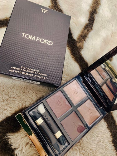 私の2021年のベスコスは
TomFordのアイシャドウのハネムーンです。
やっぱり諭吉アイシャドウは別格でした。🥺

❶発色が素晴らしい。
まぶたに乗せても全然色がくすまない。
それに、全体的に発色が