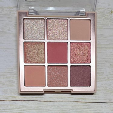 『 dasique / Shadow Palette #02 Rose Petal 』
⁡
華やかに咲くバラの色を詰めたデイジークだけの感覚的なアイシャドウパレット
⁡
◇Color Chart◇
①Rose Veil
②Delight Pink
③Misty Rose
④Twinkle Shower
⑤Rose Blossom
⑥Prism Petal
⑦Rosy Brown
⑧Antique Brown
⑨Blondy Velvet
⁡
◇Texture◇
▪️Flat Matte
鮮やかなマットベースのプレストタイプでまぶたに密着しやすい
③Misty Rose  ⑤Rose Blossom  ⑦Rosy Brown
⁡
▪️Glam Shimmer
派手すぎない細かいラメがピタッとフィットし、優雅なボリュームアイを演出できる
⑧Antique Brown  ⑨Blondy Velvet
⁡
▪️Dazzling Glitter
華やかにきらめくプレストタイプのグリッターラメがまばゆいオーラをまとわせる
④Twinkle Shower  ⑥Prism Petal
⁡
▪️Tears Glitter
湿式タイプのラグリッターで角度によって涙のようにきらめく。ワセリンのようなツヤ。
①Rose Veil  ②Delight Pink
⁡
◆◆◆◆◆
◇◇◇
⁡
ローズブラウンの9区パレット。
メインカラーの⑤Rose Blossomは一見凄く濃いカラーに見えるんですが、一度にガッツリつくわけではないので調整すれば薄くできます。
私は上瞼のグリッター以外はブラシでやるので、ブラシを使いました。
⁡
シマーや細かいグリッター、上瞼や下瞼に可愛い中くらいのグリッターなど何色かあって、気分や服によっても変えれるのが良いです。　
メインカラーもアイラインにしたら可愛いし。
⁡
全体的に明るいカラーだけれど、物凄く主張しまくくる感じにはならないので、普段使いにも良さそうですね❤️
⁡
#dasique #デイジーク #coolblending #ピンクブラウン陰影 #9区パレット #アイシャドウ #アイパレット #韓国コスメ #kbeauty #데이지크  #로즈페탈 #koreanmakeupの画像 その1