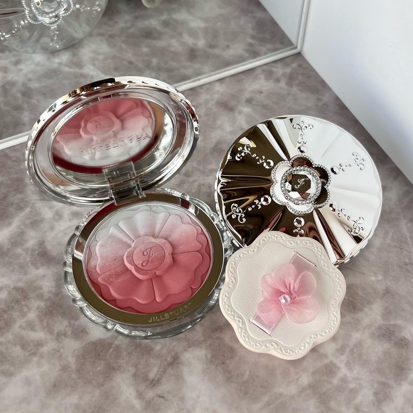 ジルスチュアート　パステルペタル ブラッシュ/JILL STUART/パウダーチークを使ったクチコミ（1枚目）