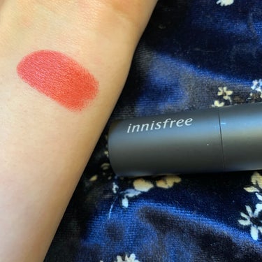 innisfree リアルフィット マット リップスティックのクチコミ「innisfreeリアルフィット マット リップスティックです。


🖤色味
ピーチブラウン
.....」（2枚目）