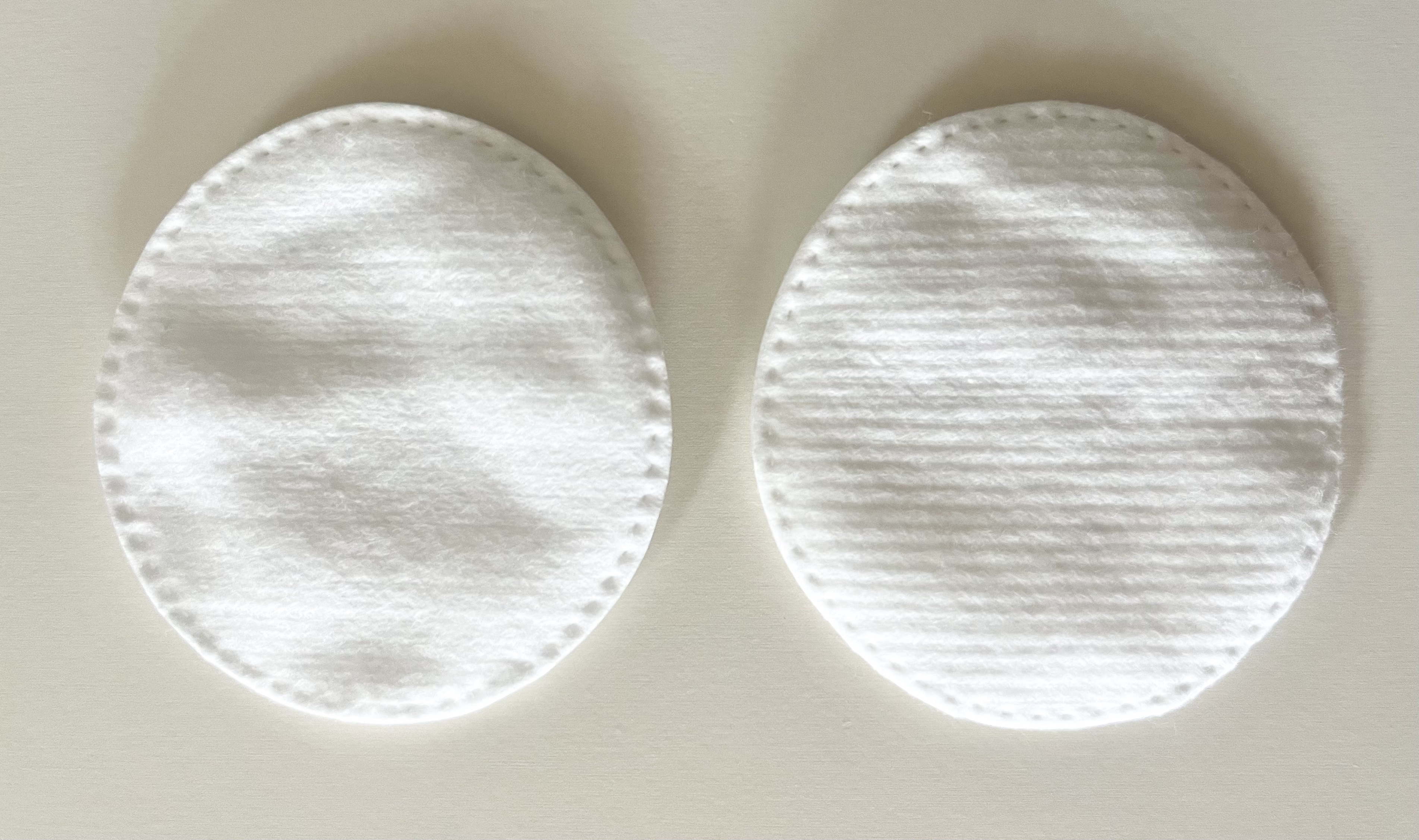 DAISO 円形プレーン＆凹凸面 化粧コットンのクチコミ「ダイソー　COTTON PAD
円形プレーン&凹凸面 化粧コットン 70枚
サイズ : 約5......」（2枚目）