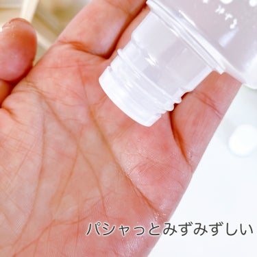 テカリ、毛穴つまりが気になってる人これつかてみて。

----------♡----------

ちふれ
ふき取り化粧水
150ｍｌ　６０５円税込

----------♡----------

最近寒くて洗顔さぼり勝ちな私が、朝の洗顔の代わりに使っているふきとり化粧水 がプチプラで安いのにめっちゃよかったので紹介🌿

<商品特徴>
保湿成分トレハロース配合で、乾燥肌の私にも優しい😊

<使用感>
油分や汚れをすっきり落としてくれて、肌がしっとりするのが好き💕
クレンジングやマッサージ後の余分な油分を溶かしながら落としてくれる優れもの👏 
お化粧をしていないときも、皮脂や汚れを落としてくれるから、朝の洗顔の代わりにも使えるの🌞 
洗顔やクレンジングだけでは落としきれない汚れをコットンでふきとってくれるから、肌がすっきりする✨
保湿成分トレハロースで、肌をみずみずしく保ってくれるよ😊

エタノールが入ってるから乾燥しやすいのでしっかり後のスキンケアで保湿してね♡
詰め替えもあるからリピしやすいよ♪

┈┈┈┈┈┈┈┈┈┈

#ちふれ 
#ふきとり化粧水
#ちふれふきとり化粧水
#朝の洗顔代わり
#トレハロース保湿
#毛穴の汚れスッキリ
#ドラストスキンケア
#プチプラスキンケア
の画像 その2