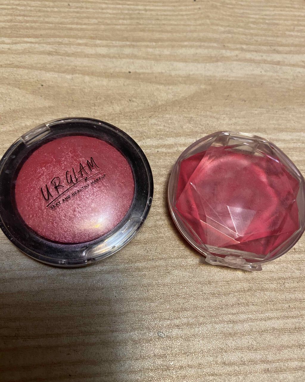 最近ラメ感のある可愛らしいピンクのチークが欲しい！と突如思い
購入したUR GLAMのアイ&チークカラー💕
⚠️2枚目の上がキャンメイクのクリームチークで下がUR GLAMです

見た目が昔、ゆめタウンのコスメ売り場に置いてたものと似てい