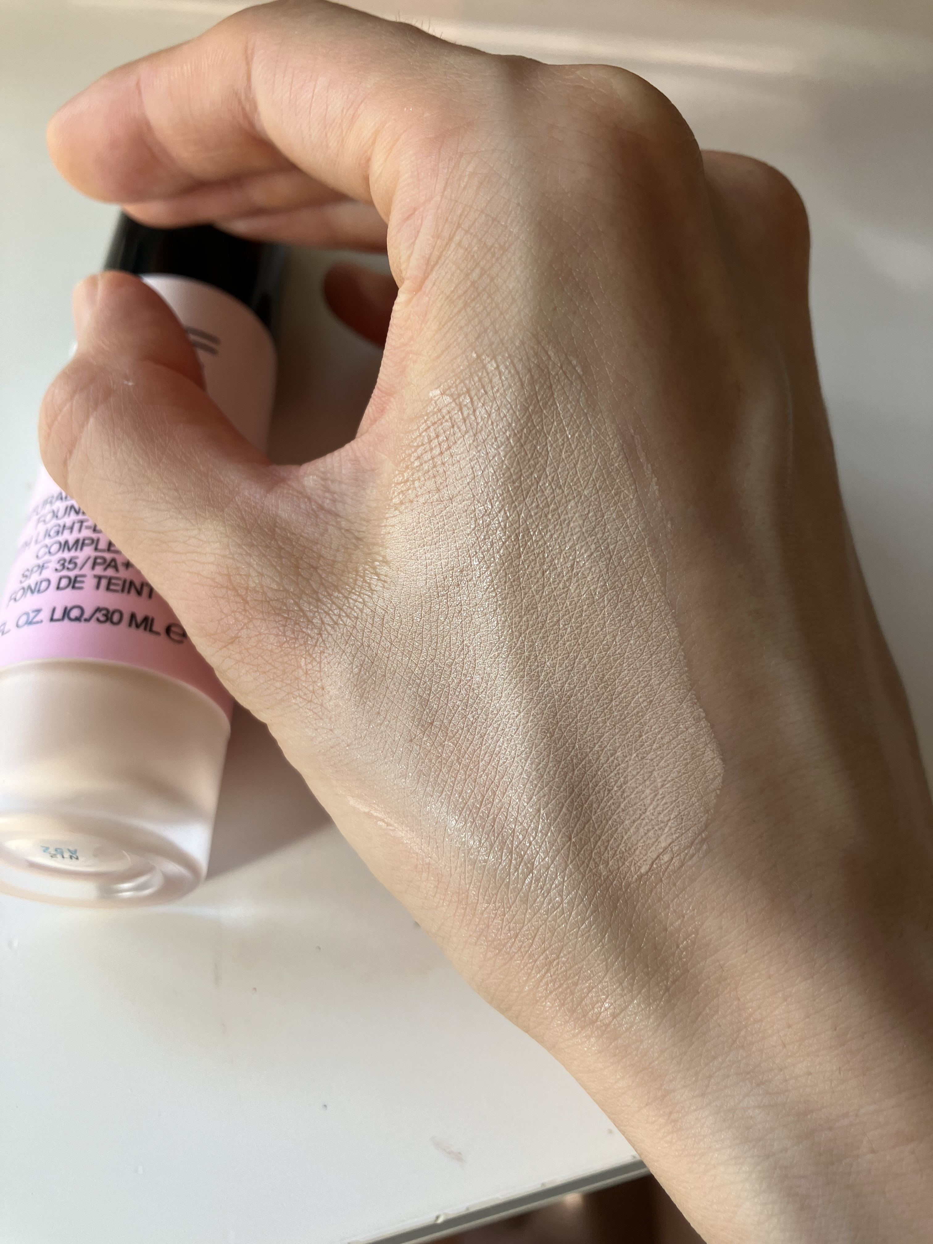 ライトフル C３ ナチュラルリー フローレス ファンデーション/M・A・C/リキッドファンデーションを使ったクチコミ（3枚目）