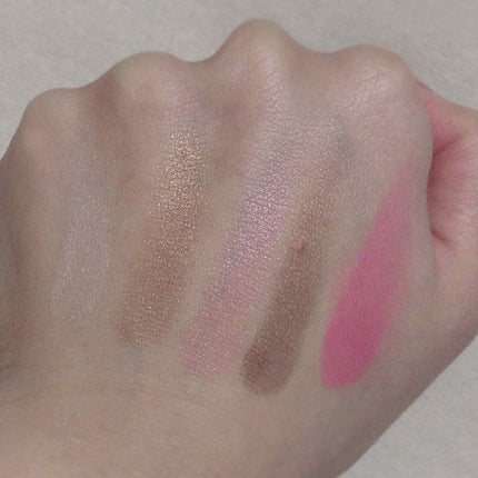 パウダーアイシャドウ ブルーミングキティ/DAISO/アイシャドウパレットを使ったクチコミ(2枚目)