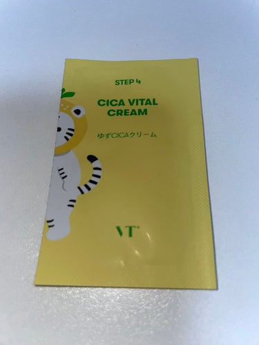 【使った商品】
VT　シカバイタル クリーム　 #提供 

【商品の特徴】
スキットクリアな透明感UPクリーム

【肌質】
敏感肌

【テクスチャ】
べたつかずしっとりなめらかな仕上がり！

【どんな人におすすめ？】
しっとり馴染み肌トーンが実感できるクリームをお探しの方！
朝夕使えるビタミンC商品をお探しの方！
気になる肌のくすみをケアしたい方！

【良いところ】
外部ストレスに疲れたお肌を守り健やかで輝きに満ちた肌へ導いてくれます！

【イマイチなところ】
特になし！

 #衝動買いコスメ  #私のメイク必需品  #本気の日焼け対策  #ツヤ肌スキンケア の画像 その1