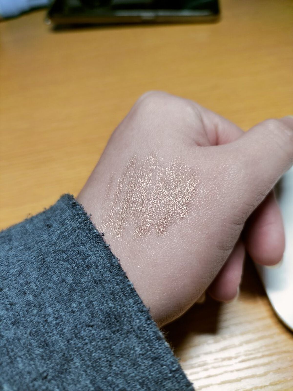 もるぱち on LIPS 「キレイアンドコー グリッターアイシャドウシャンパンベージュ ..」(4枚目)