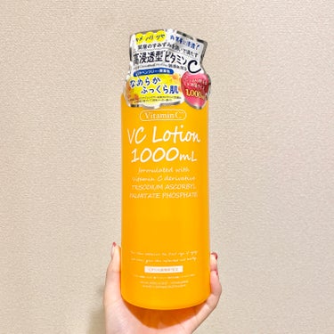 ボディーにもビタミン補給🍋大容量化粧水🛁
"プラチナレーベル VC1000ローション"



とにかくたっぷり入っていて
お得だと思い体用に購入🛍



ローションという名前だけあって
少しとろみのあるテクスチャー🍯



塗った後もずっと
ペタペタする感じが苦手でした。



後からクリーム塗っても
なんとなくペトペト感が残る感じ🙅‍♀️



顔にも使ってみたけど
乾燥したり痛みがあるほどではないけど
すぐにクリームつけないと少しピリピリする感じ！



ポンプが少し硬くて
気をつけないとプシュッと飛ばしてしまう…



この大容量でビタミンCも入っていて
お得だとは思いますが、

使い心地があまり好きじゃないので
ある分は使うけどリピはなしかな〜



気にせずバシャバシャ使えるのは良い🙆‍♀️



#ボディーローション #ビタミンc 
 #もち肌スキンケア の画像 その0