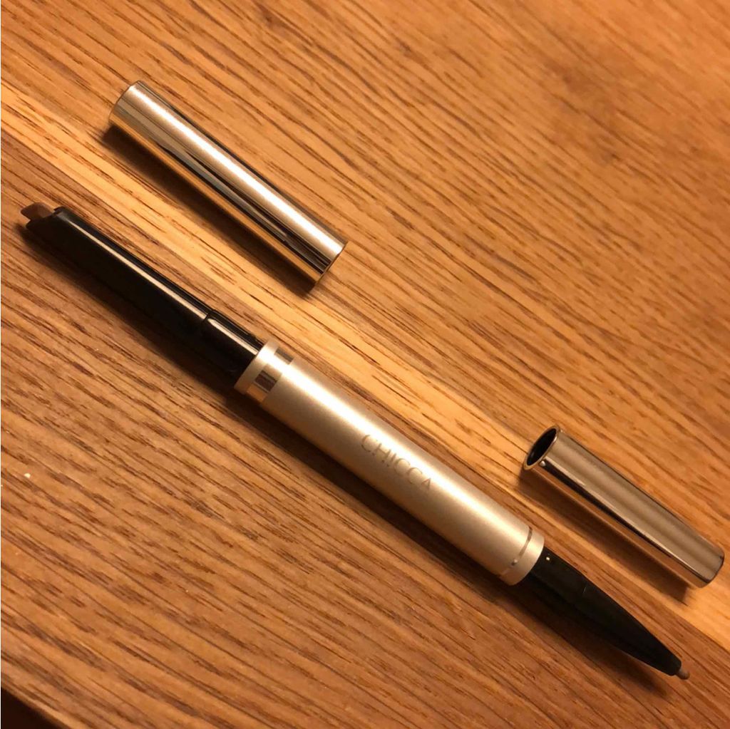 CHICCA エンスローリング アイブロウペンシル Wのクチコミ「CHICCAのエンスローリングアイブロウペンシル。
黒髪なのでブラウンよりグレーっぽい色味が似.....」（1枚目）