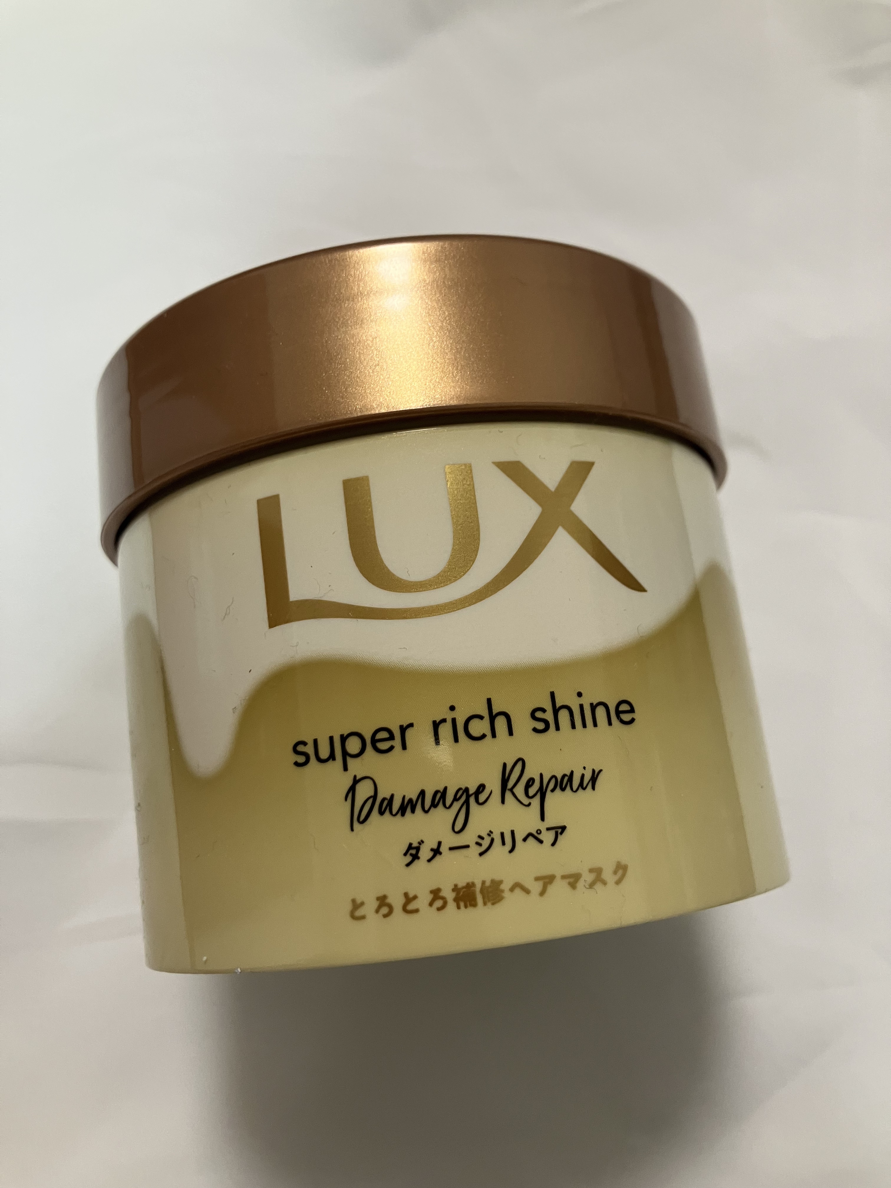 LIPS様よりLUX様の『スーパーリッチシャインダメージリペアとろとろ補修ヘアマスク』を頂きました。

とろとろのテクスチャーで、髪の上ですーっと伸びがとてもいい。
髪によくなじみ、しっかり密着するなつけ心地。
乾燥する季節にぴったりな使用