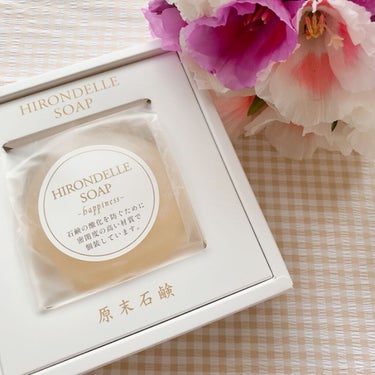 生クリームのような濃密な泡立ちの
石鹸で洗顔してみました🧼
HIRONDELLE SOAP(イロンデルソープ)
-happiness-原末石鹸

天然アナツバメの巣
伊勢志摩産アコヤ真珠
鳥取県産キチン