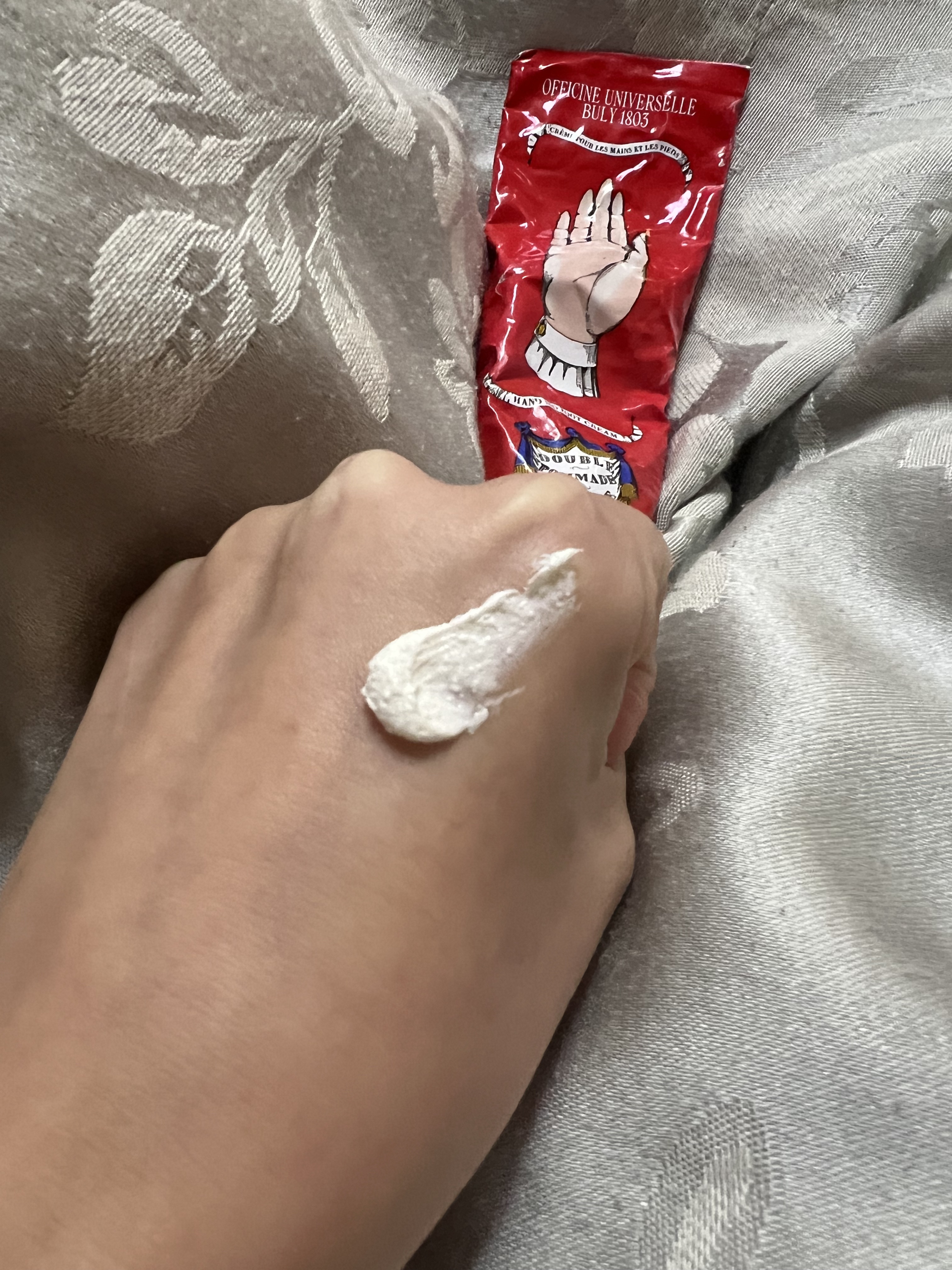 ドゥーブル・ポマード・コンクレット/オフィシーヌ・ユニヴェルセル・ビュリー/ハンドクリームを使ったクチコミ（2枚目）