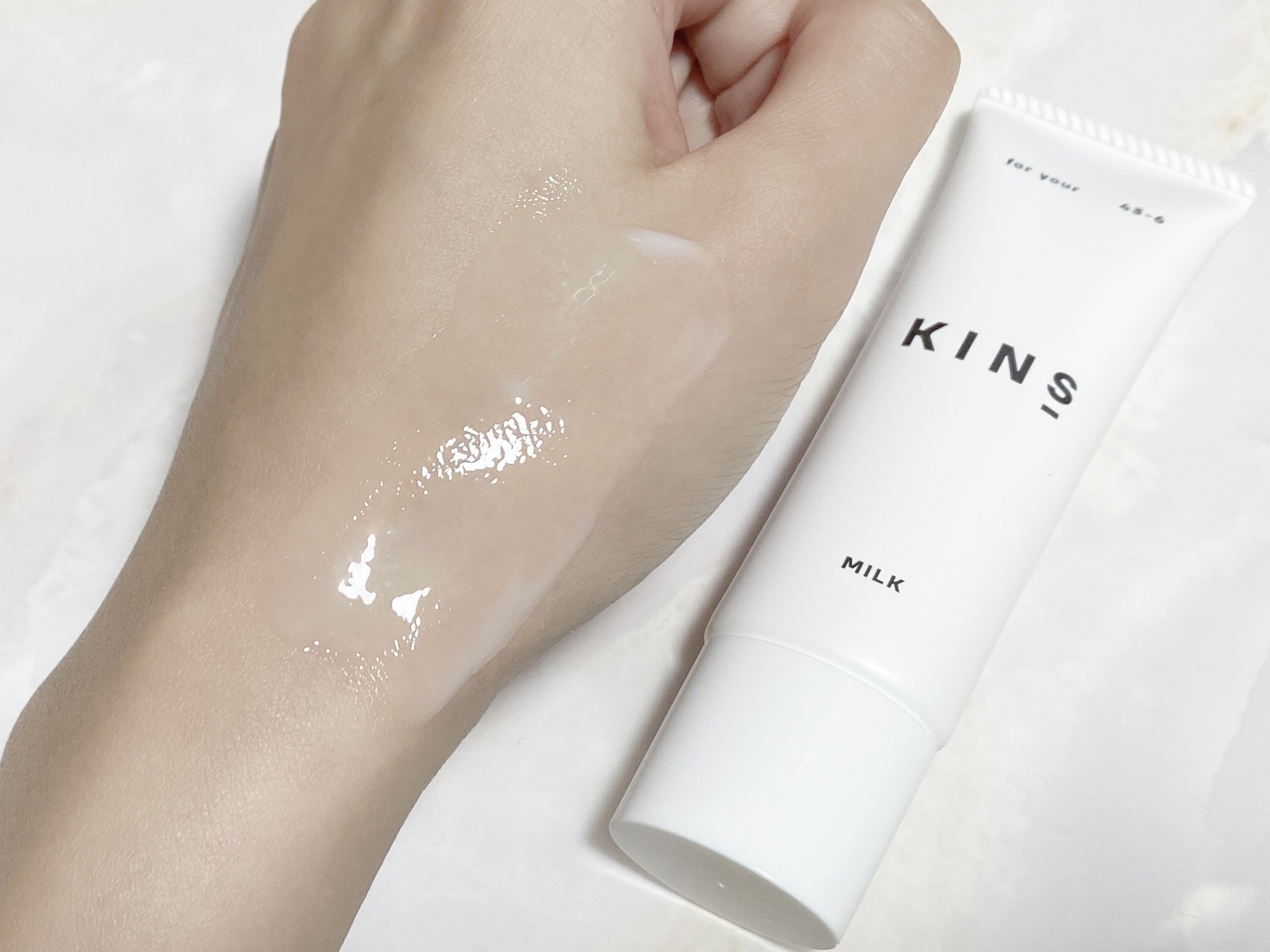 KINS ミルクのクチコミ「珍しいチューブタイプ💓
乳液とクリームの機能を1つにした
高性能ミルクになるそうで
伸びが良か.....」（3枚目）