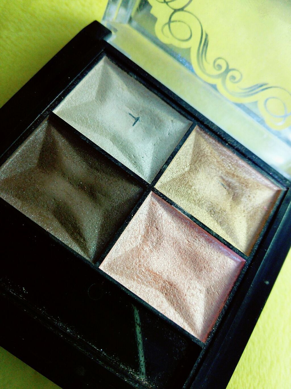 カラフルアイシャドウ/DAISO/アイシャドウパレットを使ったクチコミ(2枚目)