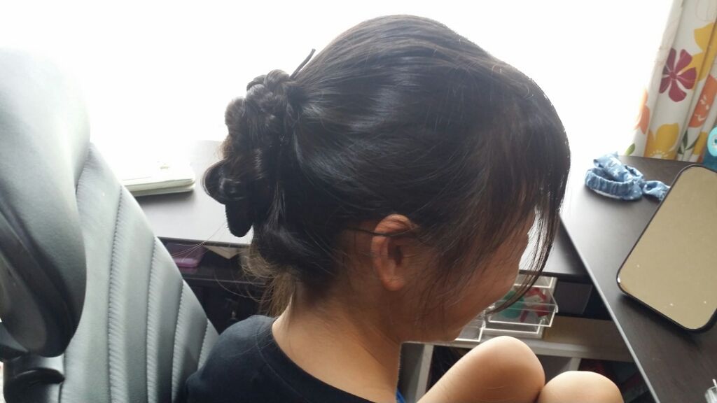 まーちゃん😻 on LIPS 「とても簡単ヘアアレンジ‼不器用さんにはありがたい髪型‼不思議な..」(2枚目)