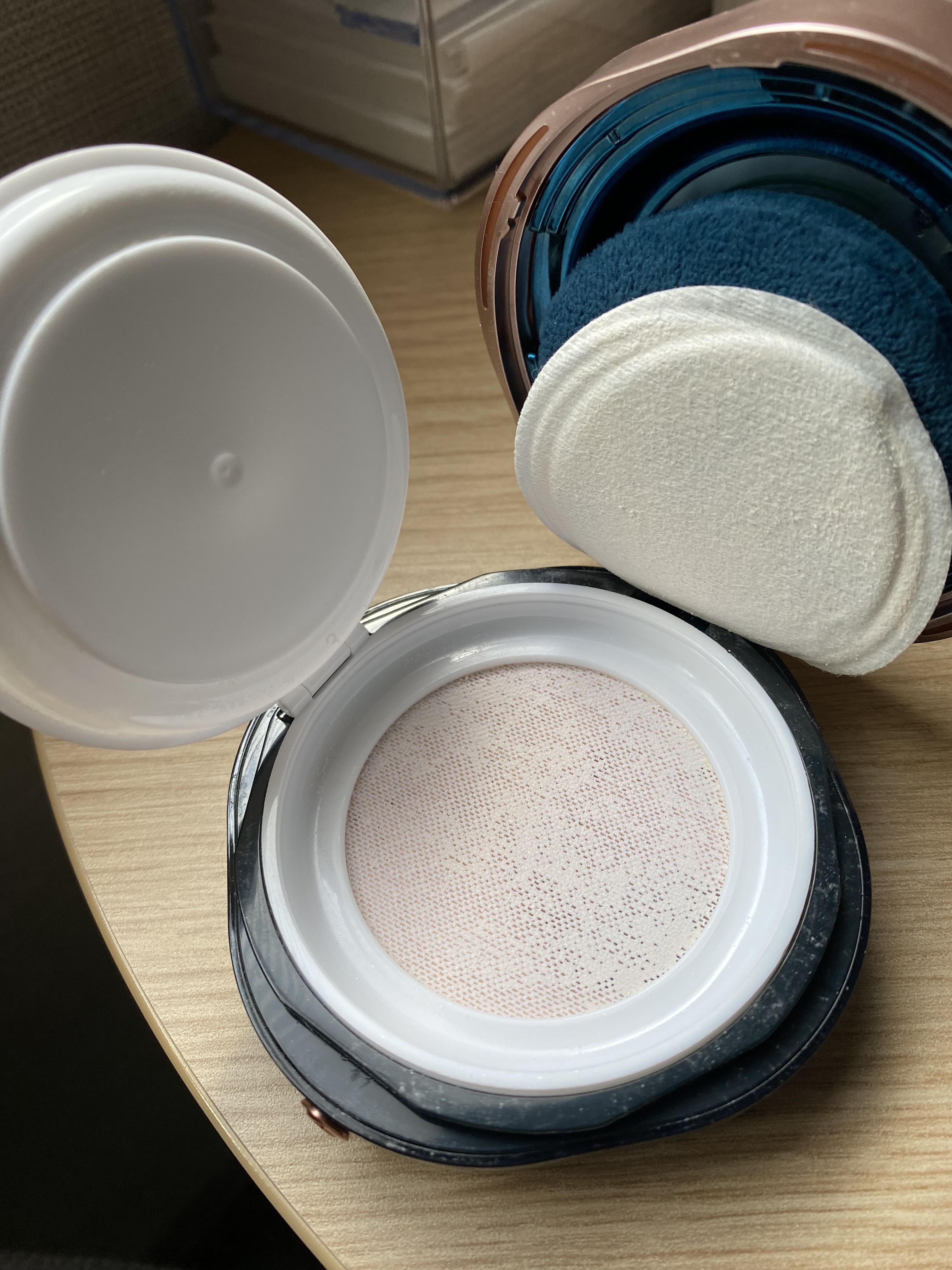 花西子 玉女桃花ルースパウダーのクチコミ「 #Qoo10

メガ割 花西子玉女桃花ルースパウダー
01ナチュラルパール

本当にサラサラ.....」（2枚目）