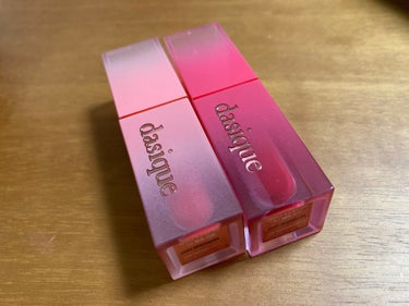 dasique
Juicy Dewy Tint #02 Melon Sherbet
Juicy Dewy Tint #07 Cherry Soda

今回は、Qoo10で安くなっていたので、初めてdasiqueのリップを買ってみました！
さっそくレビューします！


《Juicy Dewy Tint #02　Melon Sherbet》

この色味は、ほんっっとに可愛すぎて、イエベ春さん大優勝でした！！
濃すぎず薄すぎずなコーラルな色味です！🙌🤍
ピンクメイクにも合うし、オレンジメイクにもすっごく合います！！
薄めに塗ればスクールメイクもいけると思います！！

イエベさんは失敗しない色味なので、イエベさんはぜひ〜！


《Juicy Dewy Tint #07　Cherry Soda》

07番は、公式のスウォッチを見たとき、正直ブルベ向きだなとは思ったのですが、色味があまりにもかわいくて、イエベ春の分際で購入してしまいました...笑

似合わないかなと思ってたけど、つけてみると意外と馴染んで、かわいい色味でした！🙌🤍
ブルベ向きなのには変わりないけど、イエベさんでもいけるような色味だと思います！

ブルベ夏さんはほんっっっとに買ってください。笑
大優勝です。笑


どちらのリップも可愛すぎました...
つけてすぐはみずみずしい感じなのに、時間がたつと唇にぴったり密着して、マスクにも全然つかないし、水を飲んでも、ご飯を食べても、あまり落ちない優秀リップでした〜！

パケも可愛すぎるし、見ているだけで楽しくなります笑

他の色もまた買ってみたいです！
リピ確！


#dasique
#ジューシーデュイティントの画像 その0