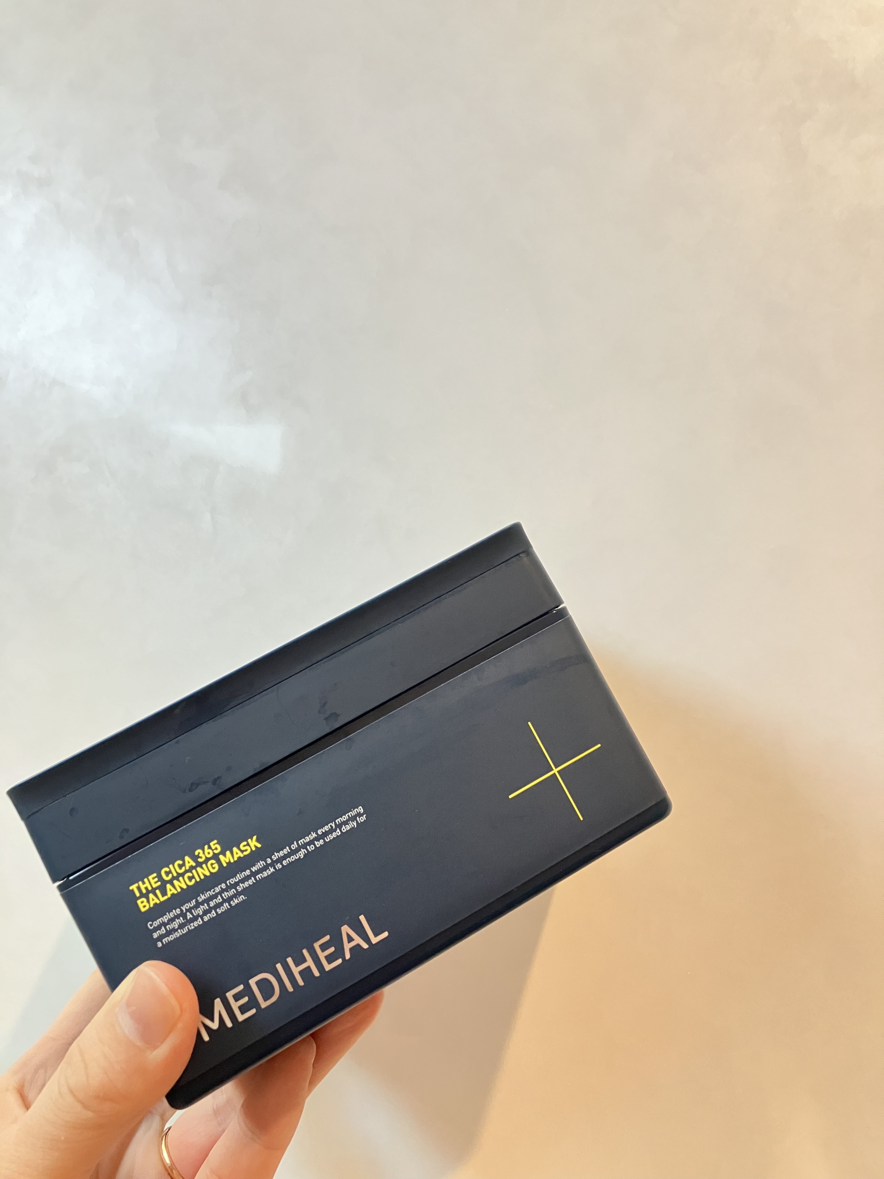 毎日使えるパックといえばこれ！
あまりに分厚かったりするパックは毎日使いじゃもったいないし、かといってペラペラだと使いにくい。

そんな希望のちょうど良いところをついてくれるパック♡

私の使い方の例
①朝起床して貼る→白湯飲んで一息ついた