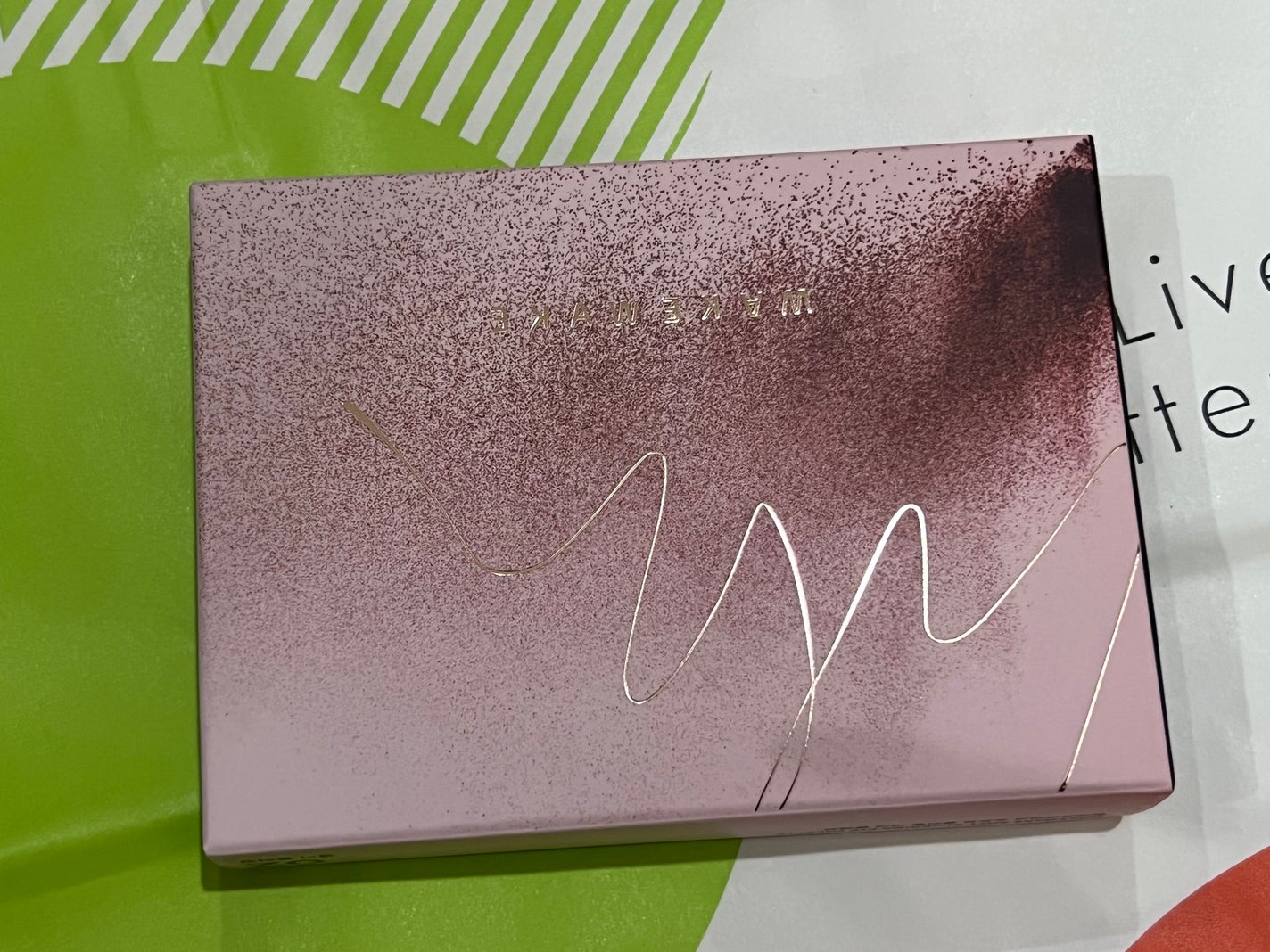 ソフトブラーリングアイパレット/wakemake/アイシャドウパレットを使ったクチコミ(3枚目)