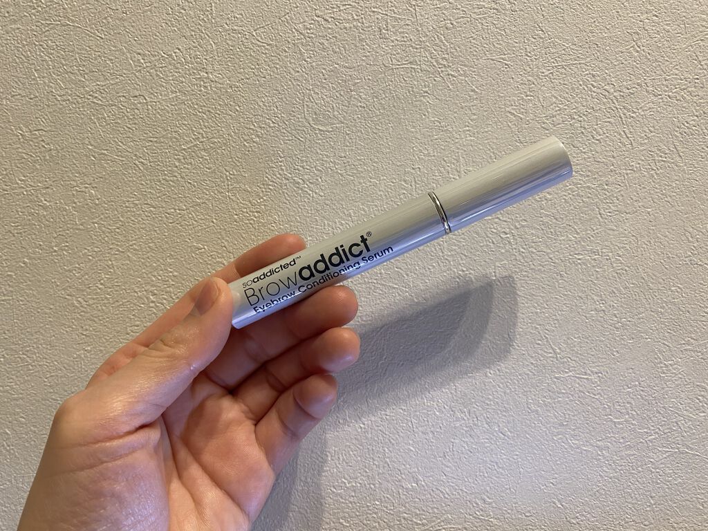 【ブロウアディクト　Brow addict 】
税込11,000円でサロンにて購入
だいたい一本で3、4ヶ月は使えるそう！

私の眉尻が焼け野原なので、少しでもフサフサにするべくして大金をはたきました…

塗った感じは、ベトつきもなく違和感