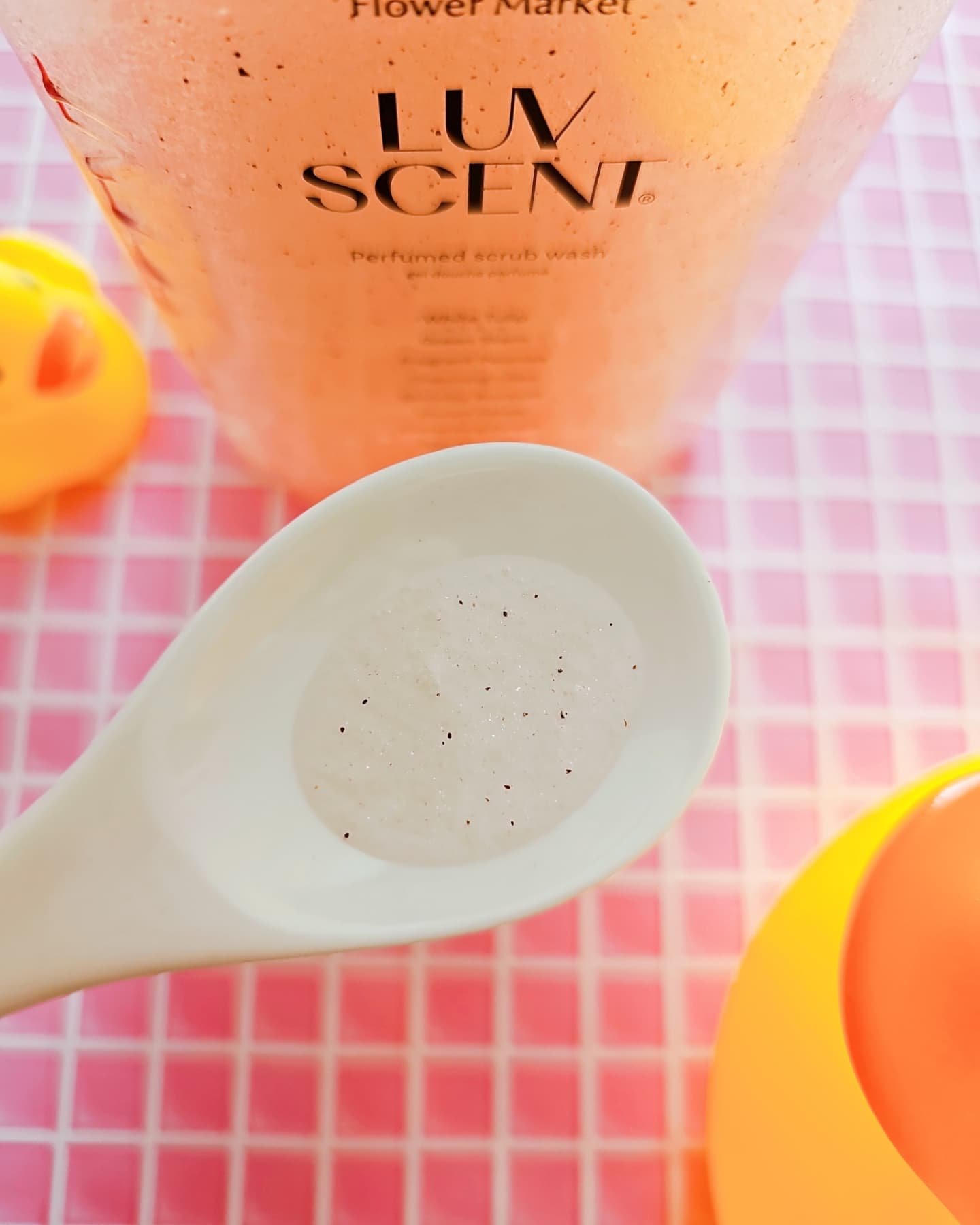 スクラブボディウォッシュ フラワーマーケット ホワイトチューリップ/LUV SCENT/ボディスクラブを使ったクチコミ（2枚目）