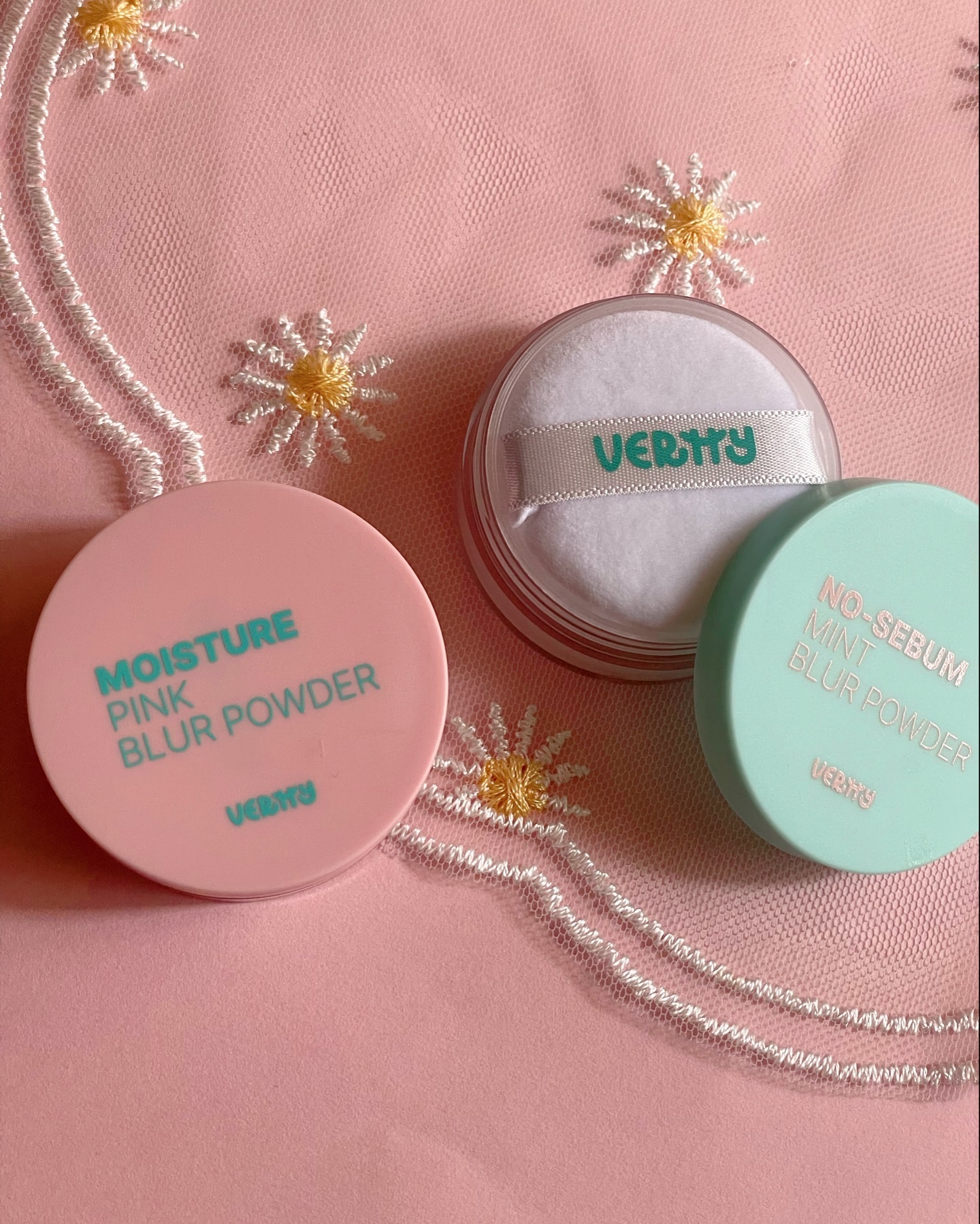 ♡
韓国🇰🇷コスメVERTTY ベルティー
⁡
⁡
「モイスチャーピンクブラーパウダー」
「ノーセボムミントブラーパウダー 」
⁡
⁡
見た目も可愛いルースパウダー🐰‎🤍 ̖́-
⁡
細かい粒子でヨレたり、ダマになること無く透明感の
